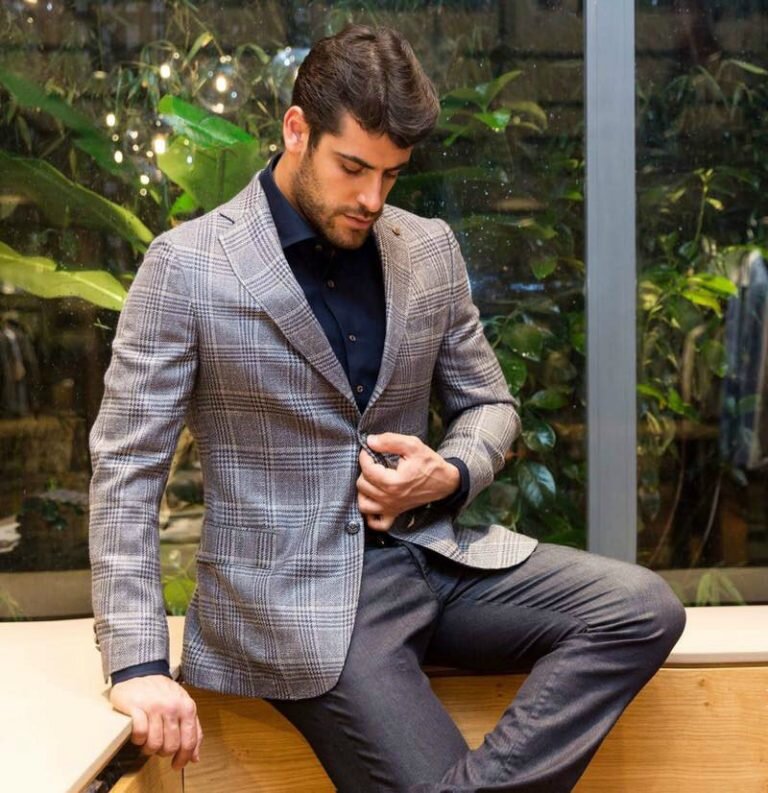 Выглядел мой друг в мамином костюме как-то так