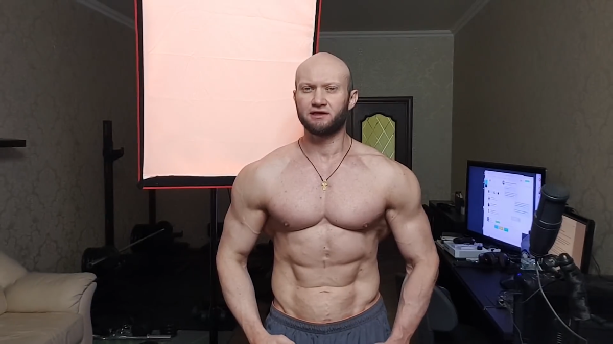 Просто посмотрите на мои усталые глаза на сушке. Это взгляд человека который привык постоянно терпеть голод, бороться с собой. Похоже ли это на легкие кубики пресса? Это выстраданный пресс!