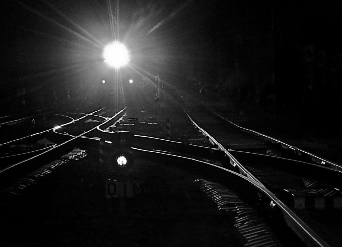 Ну чем не фара мотоцикла едущего по ограниченной лентами трассе!? :)