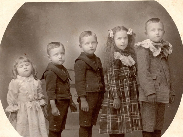 Посмотрите внимательно. На самом деле все дети на этом фото мертвые!