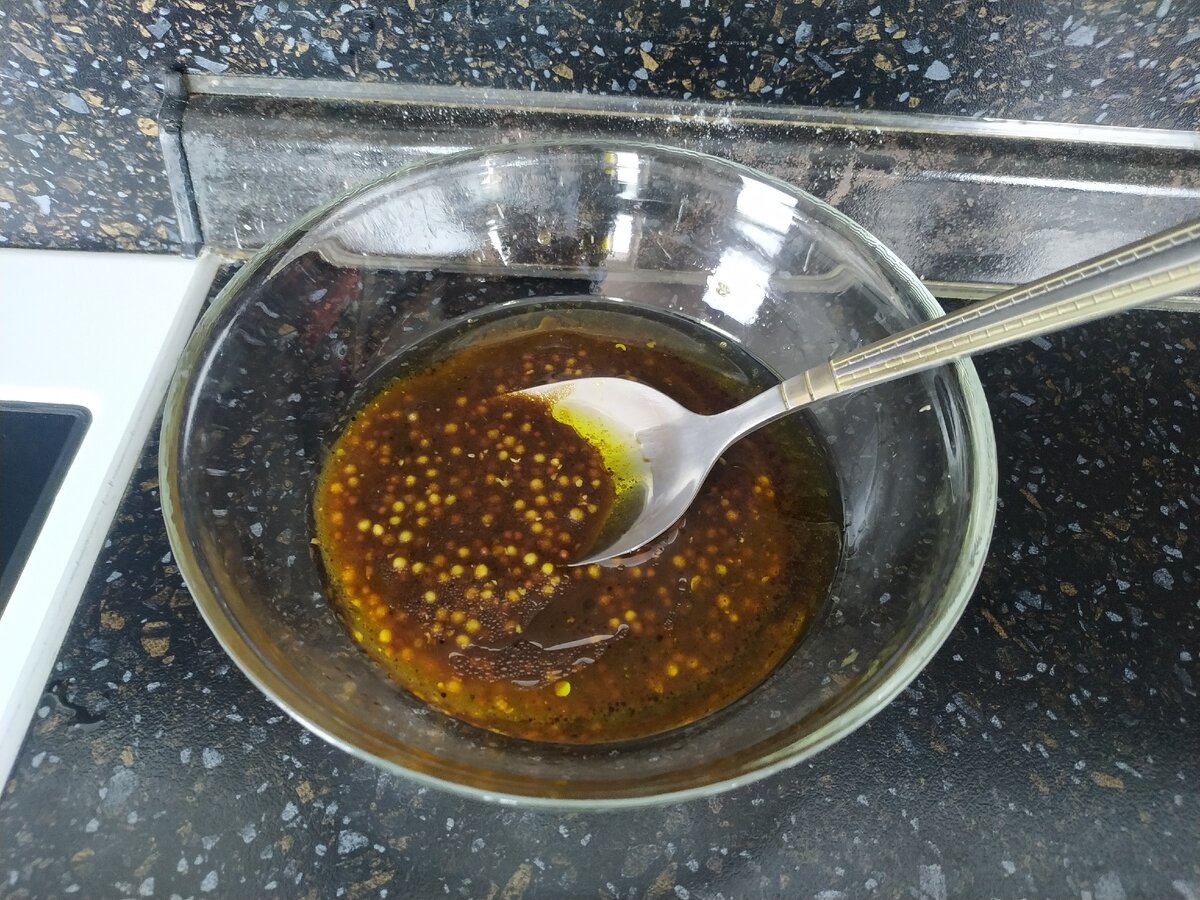 Готовим заправку. Смешать бальзамический уксус, оливковое масли и зернистую горчицу.