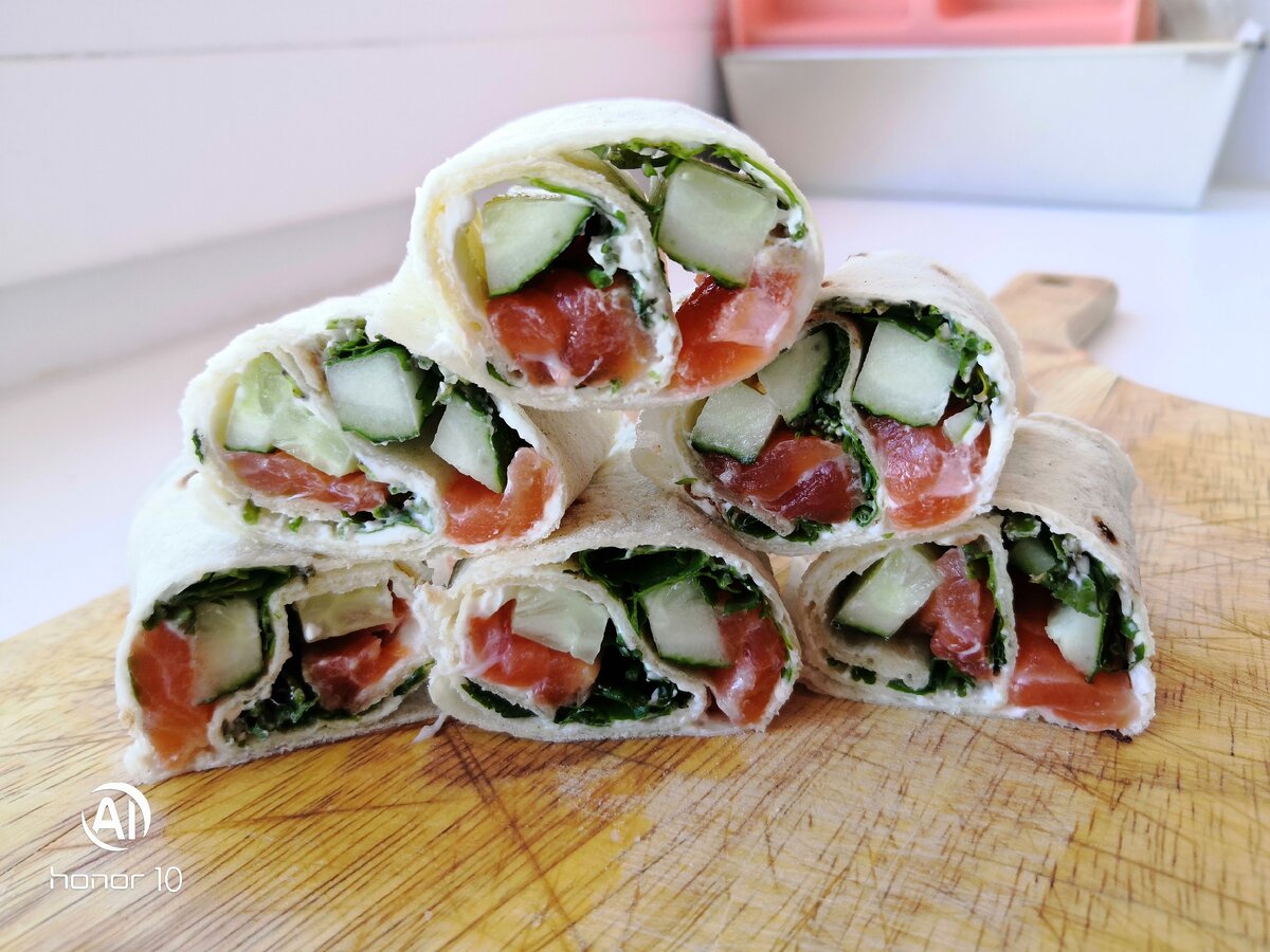 Рулетки с форелью и огурцом 