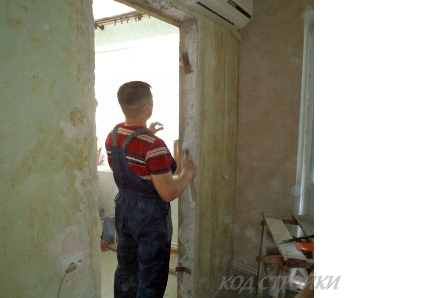 Пол дела сделали — старая дверь убрана и обломки вынесены на мусорник