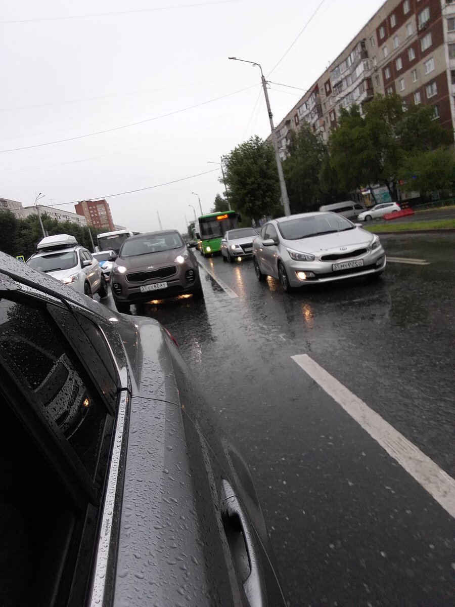 Стоим в пробке. За нами очередь автомобилей.