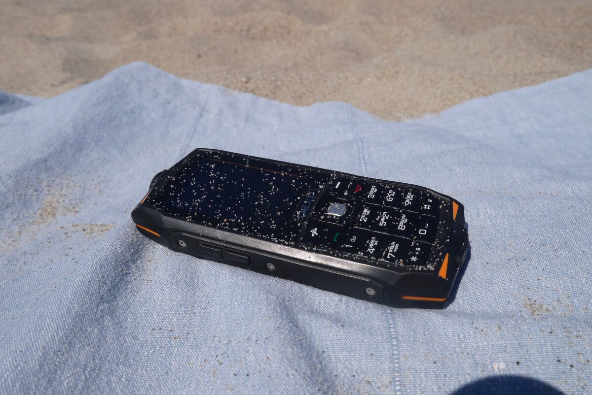 телефон на пляже