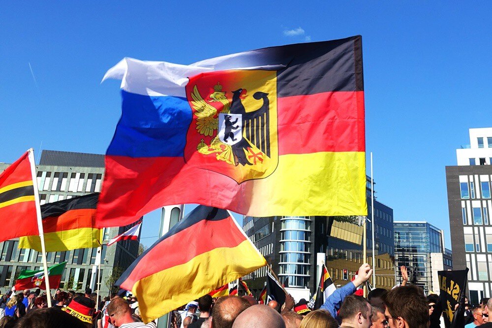 Германия про русских. Русские в Германии. Флаг Российской Германии. Россия и Германия. Русские немцы в Германии.