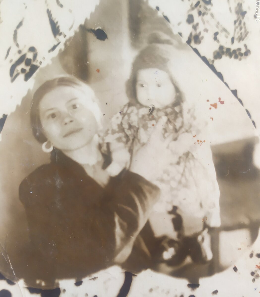 Моя зурэнкей Амина Юсуповна и старшая дочь Мунира. 1950 год