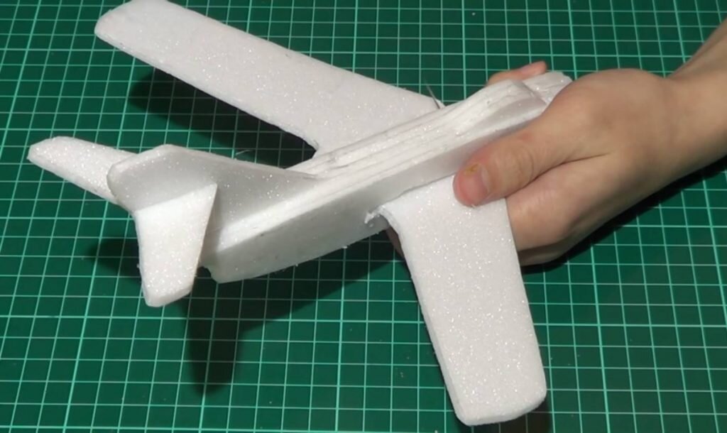 Cвободнолетающий планер своими руками из пенопласта Glider with your own hands made of foam.