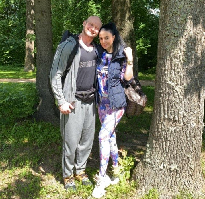 Почему красивая девушка не готовит и не моет полы?