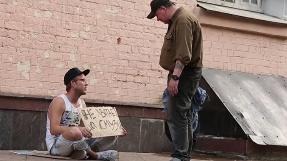 А чем не фрилансер? Человек занят делом, при этом является «свободным работником».