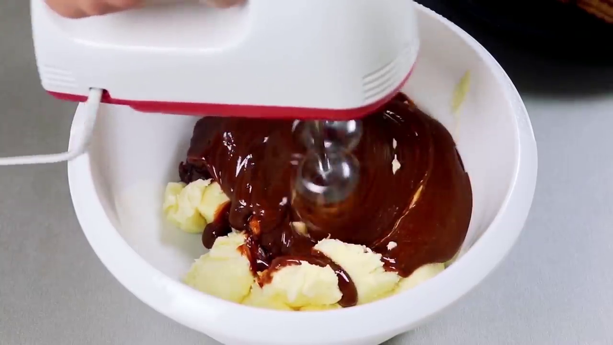 Форму я смазала растительным маслом ,а потом застелила пищевой пленкой
выкладываю слой крема,
затем каждую печеньку на несколько
секунд обмакиваю в молоке и выкладываю
на крем и так далее,а посередине  добавляем орех.