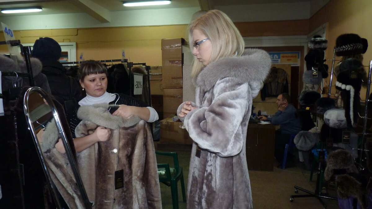 Примерка в магазине.