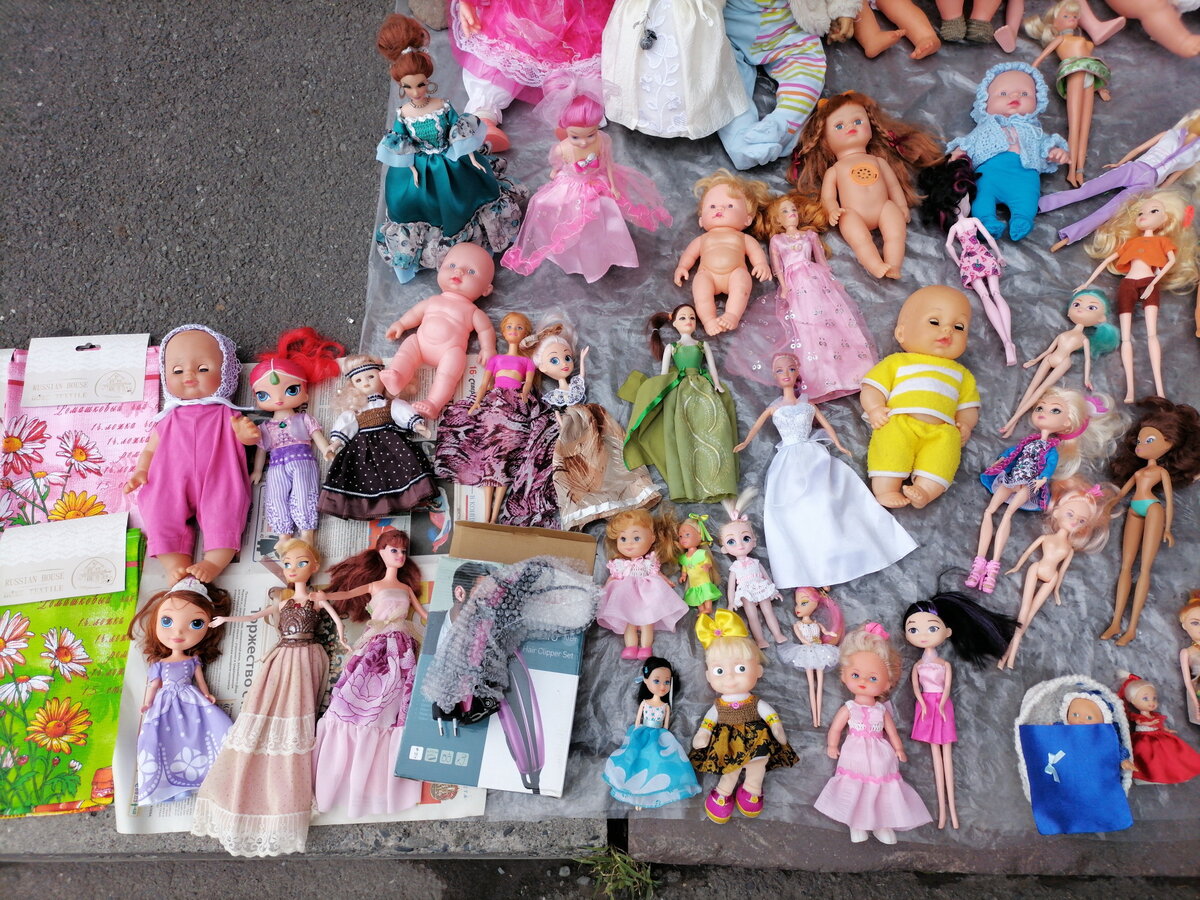 Много игрушек кукол
