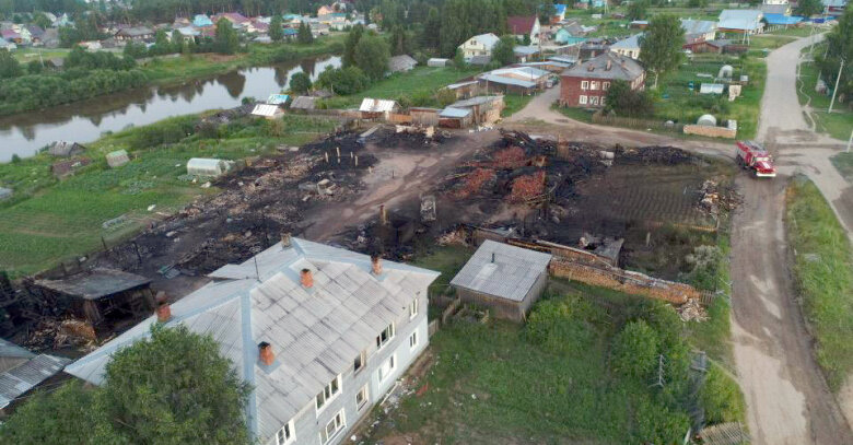 Во время пожара на улице Строителей, кроме двухэтажного дома, от которого остались только угли, сгорели две бани и восемь хозяйственных построек. | Фото со страницы главы Никольского района Вячеслава Панова в соцсети «ВКонтакте»