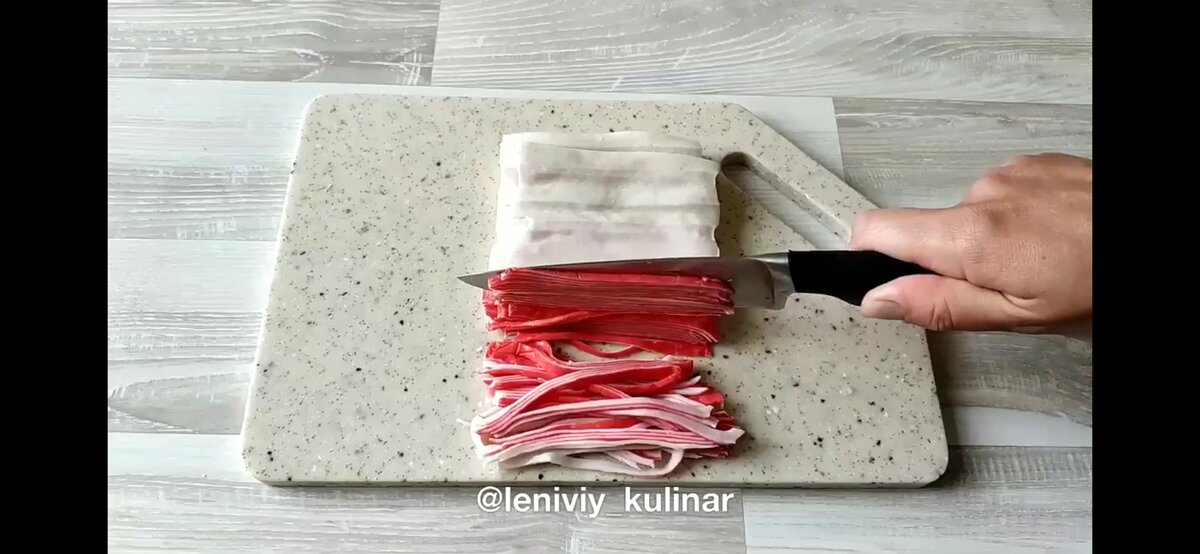 Разворачиваем крабовые палочки 