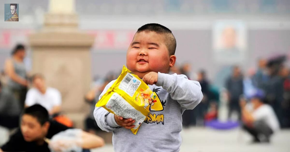 Фото из интернета.  Малыш лопает чипсы - кошмар для СНГшных бабушек,  ведь они то знают толк в питании внуков.  