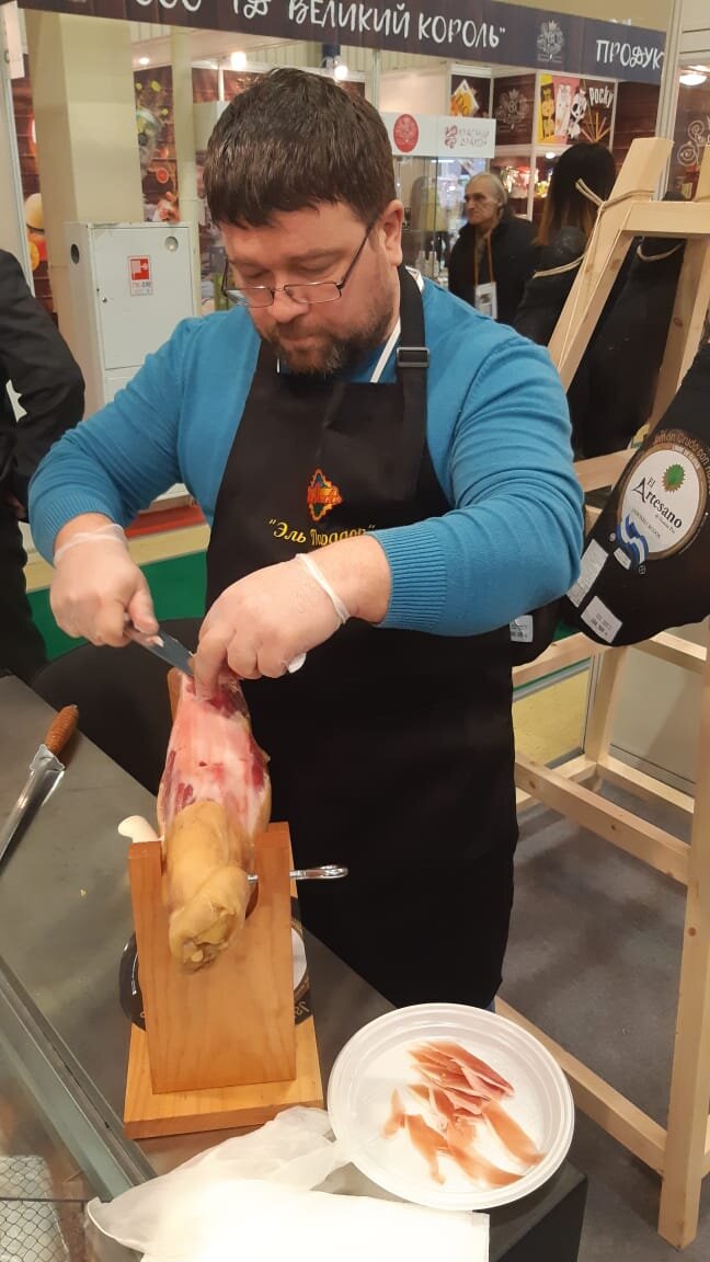 Хамон это супер продукт. Эта ножка была изготовлена в Аргентине. Хамон Серрано. 