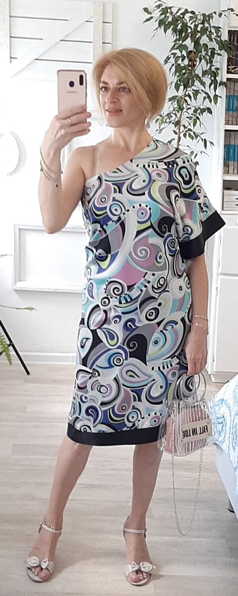 Платье с одним рукавом.