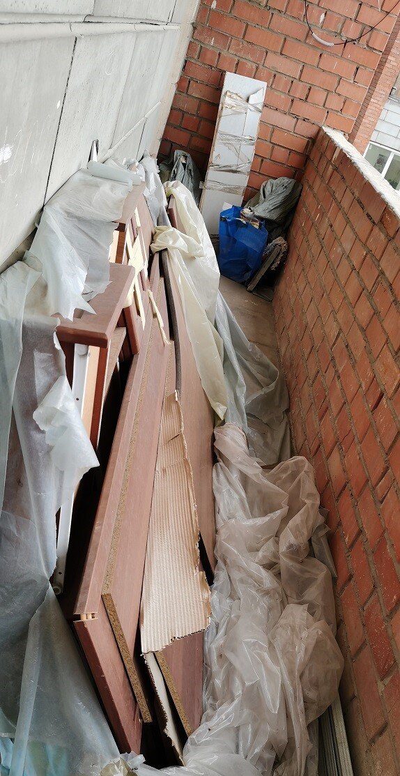 Вот такая "красота" творится на некоторых общих лоджиях. А если пожар?