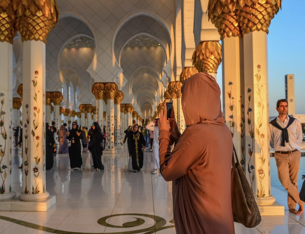 Все женщины-посетительницы Мечети шейха Зайда в Абу-Даби обязательно должны покрыть голову и надеть специальные одежды, которые закроют руки, ноги, лодыжки.