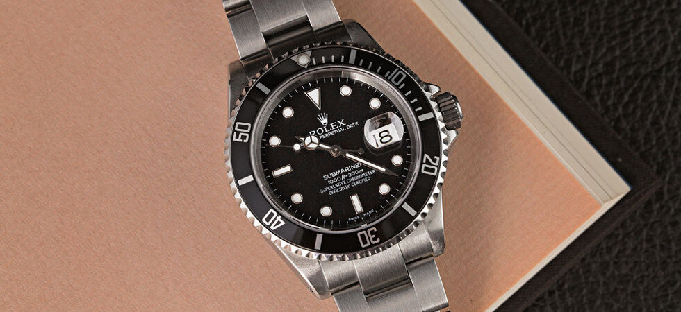 Часы Rolex Submariner Date, фотография взята с сайта https://www.luxurylifestylemag.co.uk/style-and-beauty/seven-of-the-best-rolex-watches-for-men-you-can-buy-online/