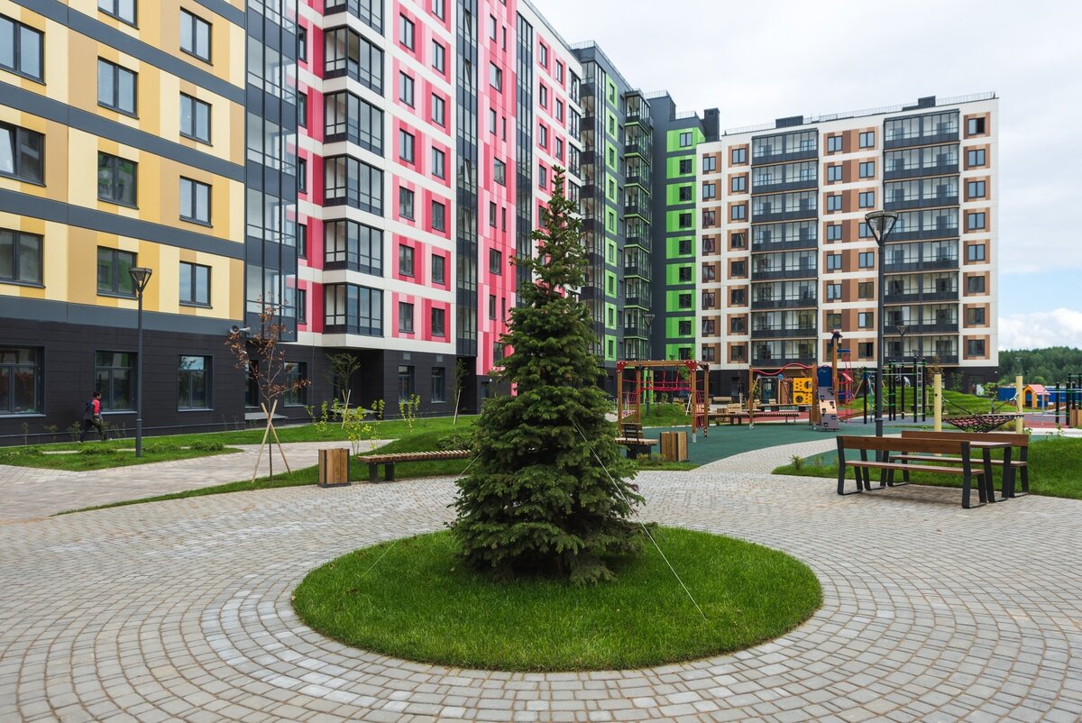 А работы по благоустройству и озеленению квартала здесь происходят круглый год, причем не только до заселения, но и после