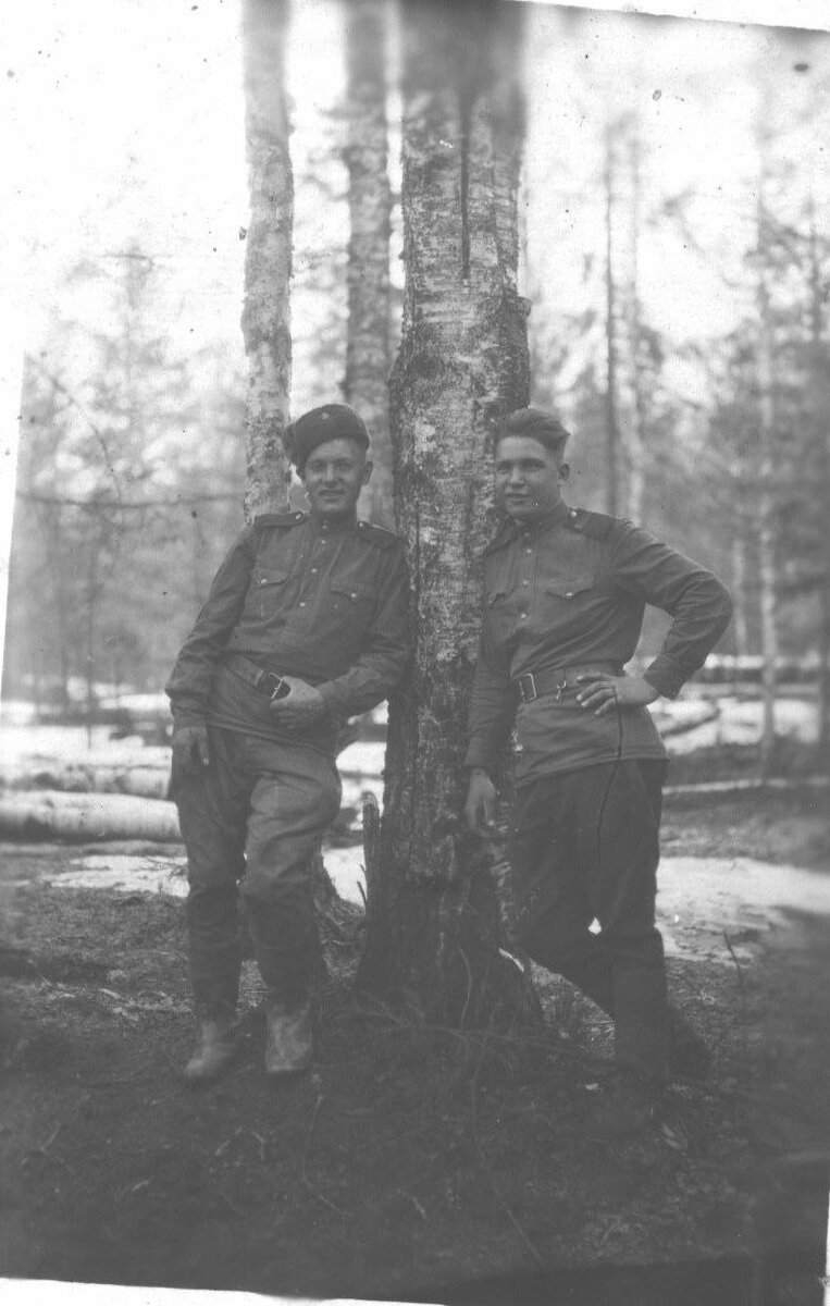 Мой отец Георгий Иванович Кириченко - слева. Во время службы в армии.