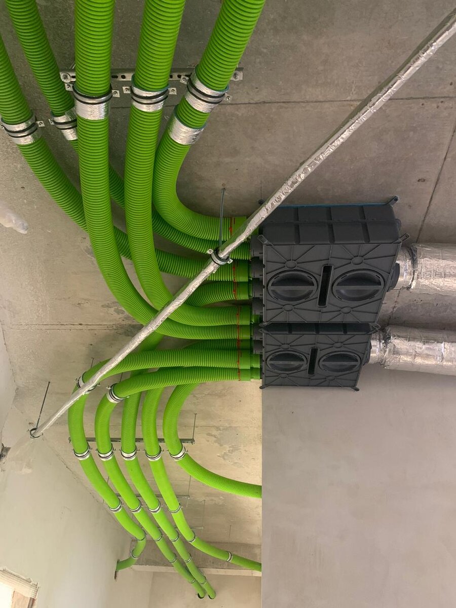 Прокладка магистральных воздуховодов 160-180 мм от вентустановки до коллекторов Блиццард Люфттехник. Перед коллекторами установлены гибкие глушители шума. Коллекторы - еще их можно назвать камеры статического давления. 