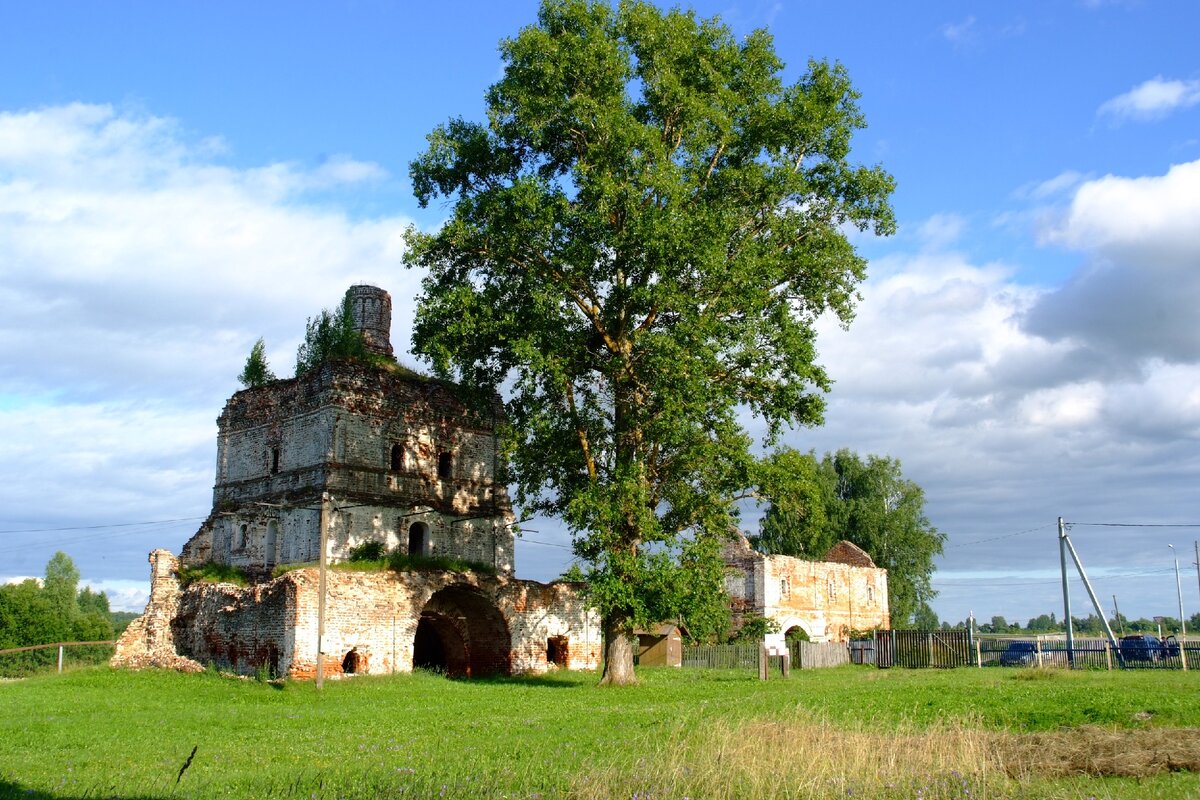 Фото автора. Таким нас встретил когда-то большой и процветавший монастырь Тверского княжества...