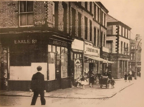 магазины, которые я знал в детстве. Недорогой продуктовый магазин рядом с кондитерской, магазином игрушек и пабом!