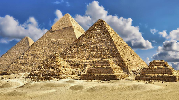 Пирамиды плато Гизы. Источник https://iz.ru/824180/2018-12-15/v-egipte-nashli-netronutuiu-grobnitcu-drevnego-chinovnika
