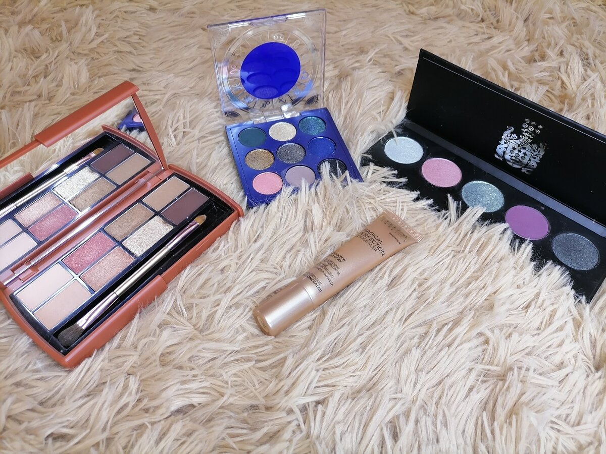 Три палетки теней и консилер.