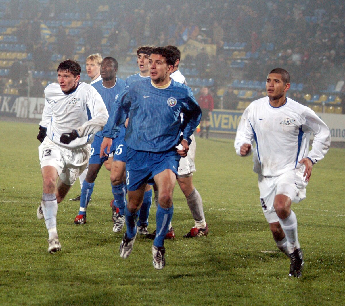 Кубок России 2003/04. 1/8 финала. Ростов – Сатурн-REN-TV (Московская область) 4-0. Футболисты «Ростова»: Милош Крушчич, Александр Алхазов (№15) и Исо Каньенда.
