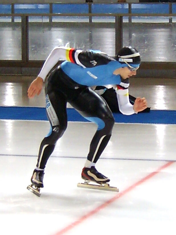 Конькобежец на льду перед стартом. Картинка с сайта: https://commons.wikimedia.org/wiki/File:Veit_Dubiel_2008-11-02.jpg