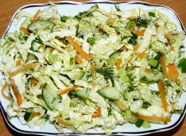 Салат с пекинской капустой, куриной грудкой и кукурузой