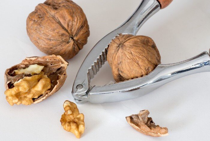 Раствор, кипяток и духовка: 7 способов для быстрой очистки грецких орехов от скорлупы