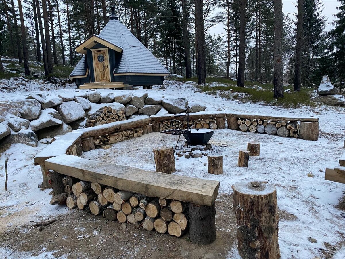 Тут целая стоянка. Есть место на "воздухе" . "Чум" кажется маленьким только снаружи.   Удобства на улице.  Торфяной туалет.  Электроэнергии  нет.  Это материковый берег Северного Приладожья.  Полуостров Терву. На берегу одного из многочисленных проливов. До берега метров 100.  Сейчас туда нетрудно добраться по автотрассе "Сортавала".  Это по пути в знаменитую Рускеалу.  Но на машине к стоянке не проехать. Придется её оставить под присмотром и прогуляться по лесной тропе около километра. 