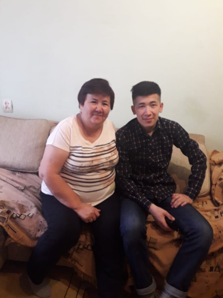 Саламат Утегенов вместе со своей мамой Бекзат Имангалиевой