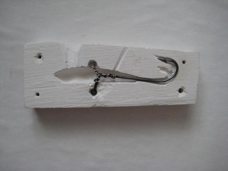 Гипсовая форма с крючком.