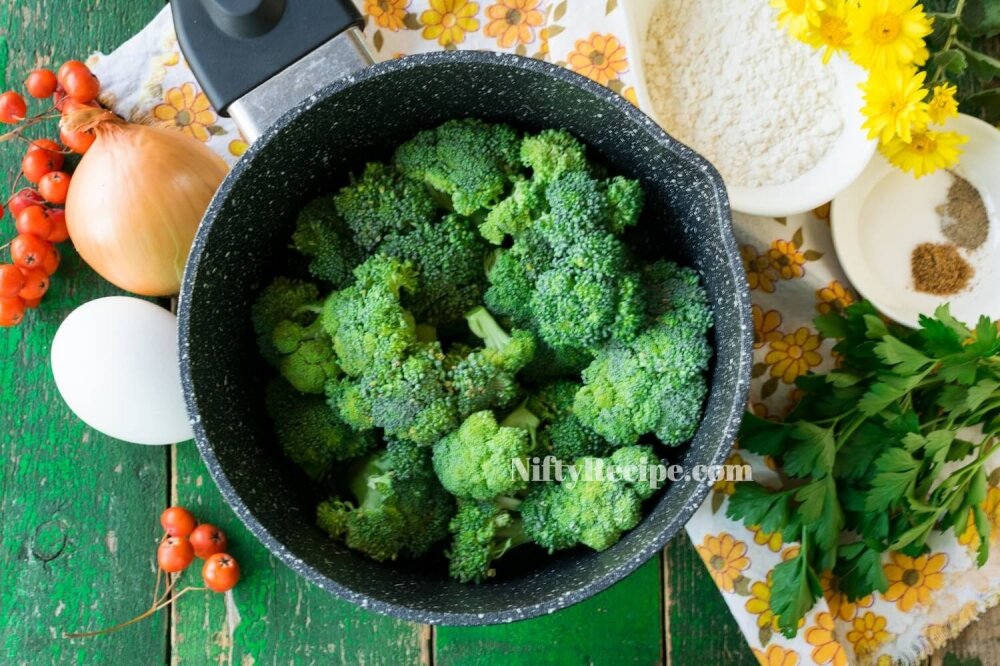 1. Wash broccoli, sort it into small inflorescences and transfer it into a pan of a suitable size. Fill the vegetables with boiling water, boil on a low heat for 5 minutes, then cast away on the sieve and cool to room temperature.