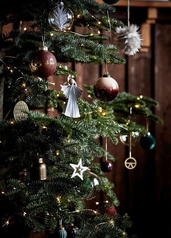 Подведение итогов года — это важная традиция, которая уже давно стала частью подготовки к зимним праздникам. Мы не только наряжаем елку, продумываем праздничное меню, ищем идеальный наряд, но и вспоминаем, какие поступки совершали на протяжении прошедшего года. Но что делать, когда поводов для гордости недостаточно? Как составить список достижений, который будет вдохновлять на новые свершения, а не угнетать? Давайте разбираться.

Вспомните все, чего добились за год

Даже если на первый взгляд ваши достижения кажутся незначительными, не стоит их стесняться. Вы начали увлекаться велопрогулками, выучили несколько рецептов французских блюд, посмотрели все фильмы с участием Джонни Деппа, распечатали фотографии и разместили их в альбоме, наконец-то попробовали встать на коньки — все это считается.

К сожалению, наш мозг быстро забывает достижения, зато проблемы, ошибки и незаконченные дела помнит удивительно хорошо. Если вы не знаете, с чего начать, посмотрите свой календарь, записи и фотографии в соцсетях, чтобы освежить память. Далее возьмите в руки блокнот и ручку, сядьте поудобнее и постарайтесь вспомнить не менее 20 достижений. Может показаться, что это число слишком большое, но как только вы начнете перебирать в голове, что было хорошего в каждом месяце, вы наверняка обнаружите множество свершений, которыми гордитесь.

Не забудьте внести в список карьерные успехи: выступление на конференции, удачные переговоры, проведенные мероприятия, проекты, которые стали для вас очередной ступенькой на пути к самосовершенствованию. Не сравнивайте свои достижения с чужими. Важно лишь то, какое значение они имеют для вас.

Осознайте, каких усилий вам это стоило

Ничто в жизни не происходит просто так. Посмотрите внимательно на каждый пункт в списке и вспомните, какой путь вам пришлось пройти, прежде чем вы добились упомянутого результата. Например, чтобы создать свою первую картину, вам пришлось разобраться в принадлежностях для рисования, пройти курсы живописи, просмотреть много обучающих видеороликов, познакомиться с такими же начинающими художниками, как и вы. На первый взгляд кажется, что это лишь шаги на пути к цели, однако кто сказал, что они не могут быть достижениями сами по себе? Обязательно добавьте их в свой список.

Определите, на что вы тратили свое время и внимание

Важно выяснить, какие области вашей жизни требовали больше всего энергии и внимания. Для удобства можно использовать методику «горячих точек», в качестве которых выступят разум, тело, эмоции, карьера, финансы, отношения, развлечения.

Вы удивитесь, но очень часто все время уходит на одну сферу, в то время как другие игнорируются. Например, вы вкладываете силы и энергию в продвижение по карьерной лестнице, а отдых и увлечения отодвигаете на второй план, хотя они имеют не менее важное значение.

Подумайте, не пренебрегли ли вы какой-то сферой в уходящем году. Если это так, то решите, как будете в дальнейшем выстраивать баланс между работой, отношениями, финансами и прочими составляющими своей жизни.

Проведите анализ того, что не получилось

Важной частью подведения итогов года является анализ неудач. Да, о них думать не так приятно, как о достижениях, но они также являются неотъемлемой частью жизни. Соберитесь с силами и составьте список дел, которые по той или иной причине остались среди невыполненных. Обязательно укажите, почему вы не смогли добиться желаемого результата. Будьте честны с собой — только так вы сможете сделать правильные выводы и провести работу над ошибками.

Для удобства можете составить эмоциональную карту прогресса. Техника mad-sad-glad станет отличным способом оценки продвижения по конкретной цели. На листе бумаги или в блокноте нарисуйте таймлайн цели, определите ее ключевые точки (события, этапы) и рядом с каждой из них нарисуйте смайлик: грустный, довольный или злой. Взглянув на эмоциональную карту, вы сможете определить проблемные зоны, понять, где чаще всего ожидают разочарования, а какие действия, наоборот, приводят к отличным результатам.

Мечтайте

Вспоминать победы и поражения нужно не только для того, чтобы похвалить или поругать себя. Главная цель — загореться новыми идеями и построить планы по их реализации. Подумайте, как должен выглядеть ваш идеальный год, и распишите свои желания по месяцам. Например: январь — отправиться в путешествие, февраль — пройти курсы веб-дизайна, март — купить абонемент в спортзал, и так далее.

Очень важно мечтать правильно, не думая, что ваше желание странное, бесполезное или невыполнимое. Мечтайте как в детстве, не критикуя и не останавливая себя. А о том, как именно вы будете воплощать мечту в жизнь, поразмышляете позже. Прислушайтесь к своему внутреннему голосу и поймите, к чему вы стремитесь на самом деле. Вполне возможно, что ваша заветная мечта станет отражением того, чего сильно не хватает в жизни.

Превратите мечты в цели

Мечты, которые имеют для вас самое большое значение, нужно обязательно выделить. Возможно, это будет всего одно желание, а может и два-три. Сосредоточьтесь на них и переквалифицируйте в цели. Помните, что в отличие от мечты цель должна быть конкретной, измеримой, достижимой, значимой и ограниченной по времени.

Чтобы отделить личные желания от навязанных извне, закройте глаза и представьте, что вы добились своей цели. Какие эмоции вы испытываете в этот момент? Радость, восторг, гордость, воодушевление или облегчение от осознания того, что теперь можно попрощаться с целью навсегда? Если последнюю, то скорее всего это не ваша мечта, а родителей, друзей или общества. Если первые, то вы на правильном пути.

Всегда старайтесь радоваться даже самым маленьким победам, отмечать их и хвалить себя за успех. Пусть достижение целей в новом году станет не поводом упрекнуть себя в неудаче, а увлекательным процессом, где вы должны превзойти себя. Если раз за разом вы допускаете ошибки, делайте выводы и двигайтесь дальше. Главное — не останавливаться, развиваться и совершенствоваться. Тогда в ночь с 31 декабря на 1 января следующего года вы сможете без труда вспомнить о своих многочисленных достижениях.