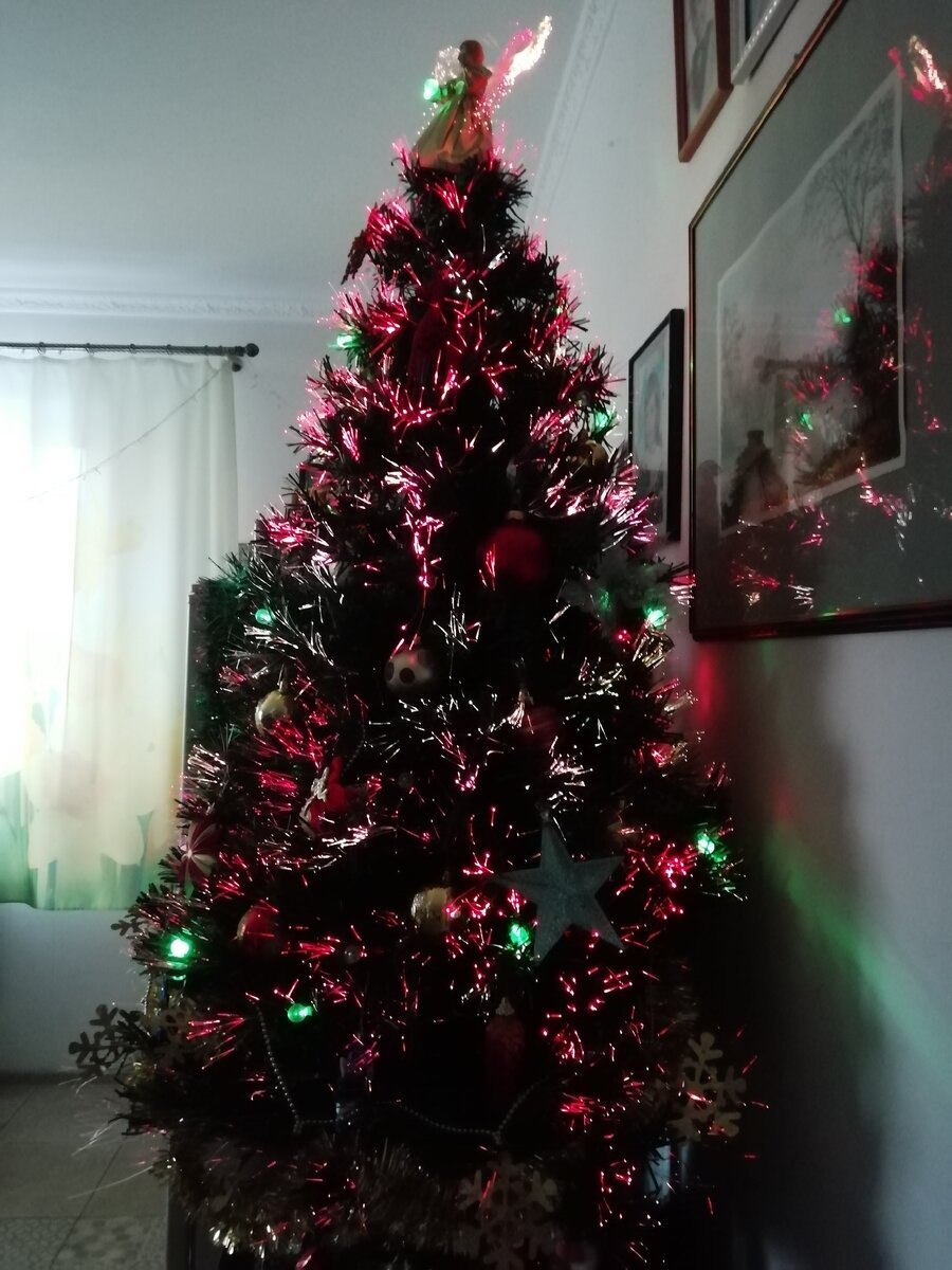 светодиодная ёлка у меня дома, она меняет цвет, см. след. фото