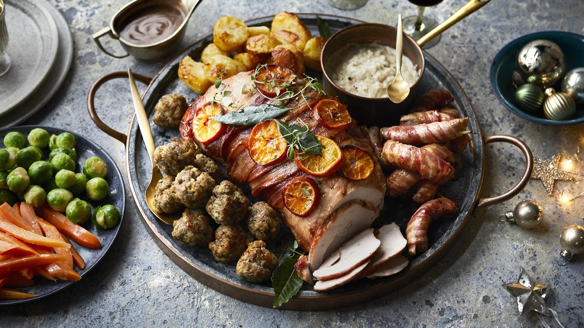 https://ichef.bbci.co.uk/food/ic/food_16x9_1600/recipes/budget_roast_turkey_21396_16x9.jpg 