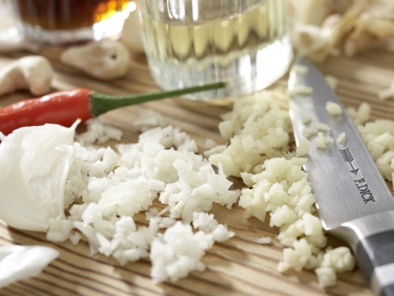 Имбирь и чеснок очистите и измельчите.