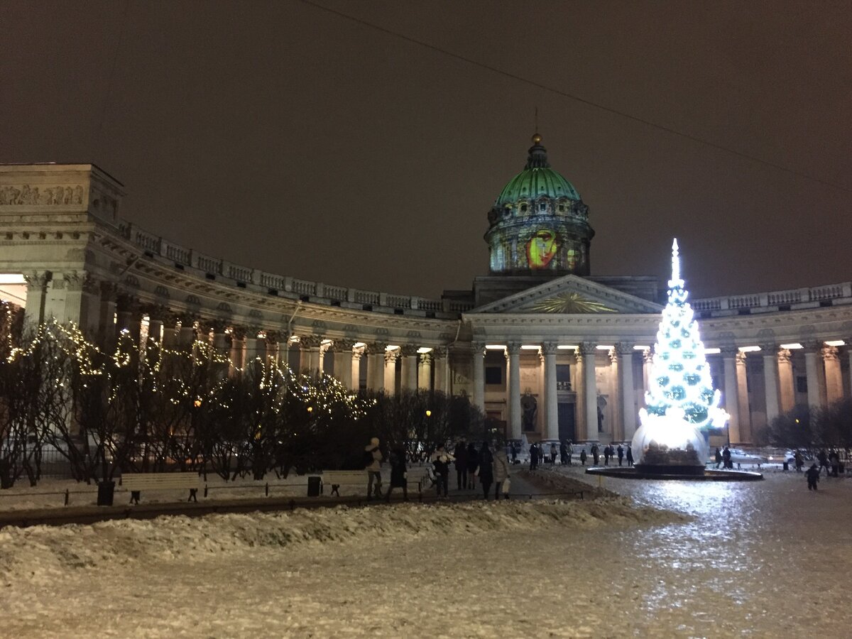 У Казанского собора своя елка. Хоть он и находится недалеко от Дворцовой