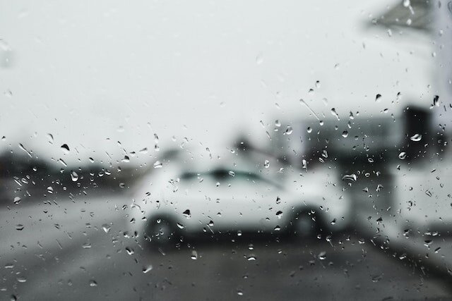 Мы как будто смотрим на самих себя, но фокус слишком размыт, чтобы увидеть четко происходящее внутри нас. Фото сделано Alessio Furlan, использовано с его согласия на Unsplash.