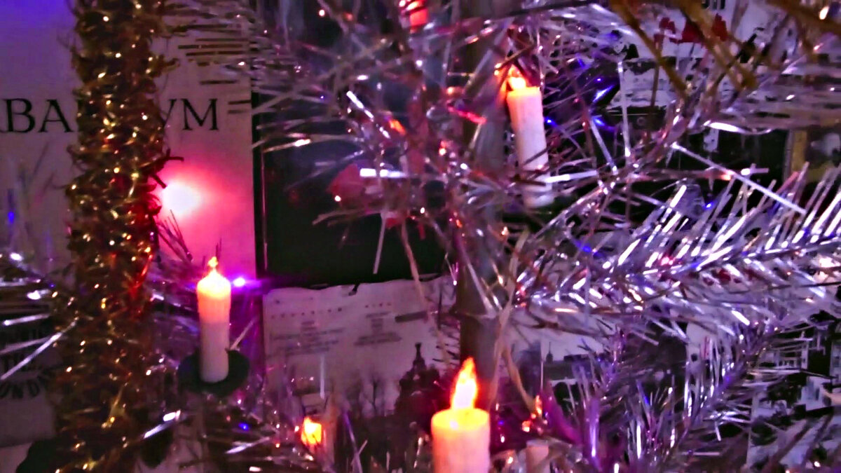 Моя ёлка и гирлянды из 90-х (фото автора)