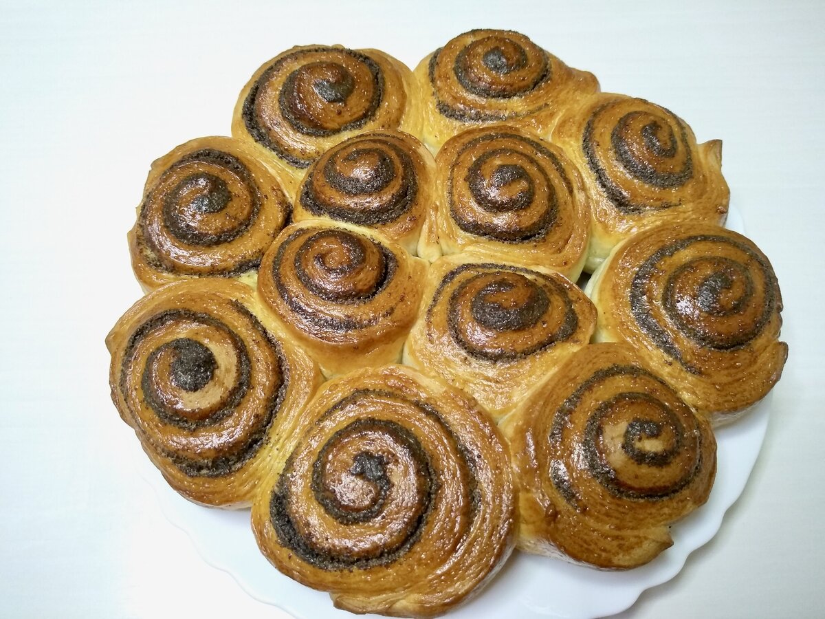 Всем доброго дня! Сегодня у нас выпечка, будем печь  пирог с маком и пирожки. Такая выпечка всегда украсит праздничный стол и придётся  по вкусу всем.