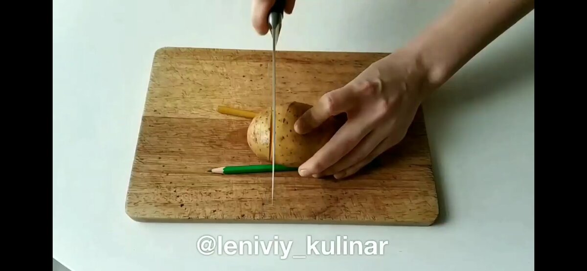При помощи карандашей прорезаем картошку 