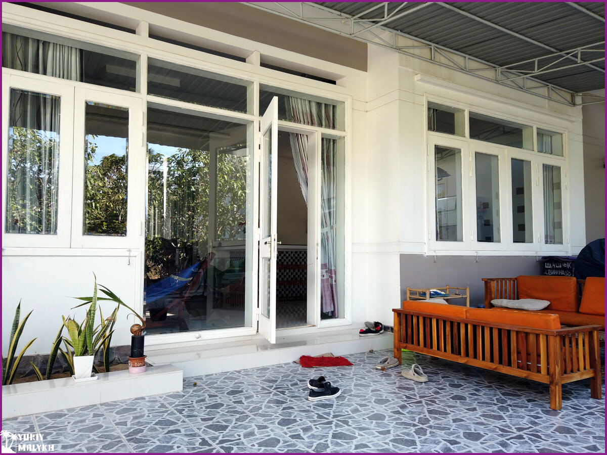 Парадный вход в дом (фото автора)